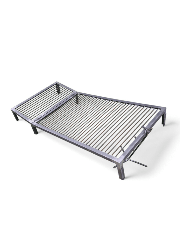 Parrilla de hierro de 120cm con diseño robusto y patas elevadas, ideal para asados al aire libre. Perfecta para cocinar carnes y vegetales en reuniones familiares o eventos.