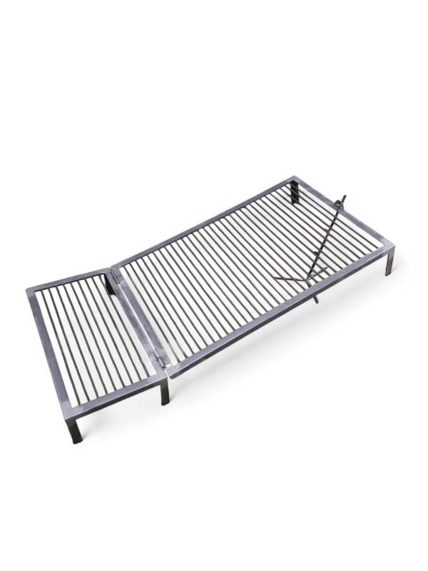 Parrilla de hierro de 120 cm, ideal para asados al aire libre. Durable y espaciosa, permite cocinar grandes cantidades de alimentos de manera uniforme para reuniones y eventos.