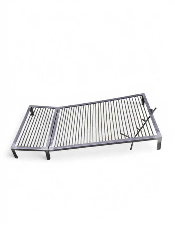 Parrilla de hierro de 120 cm con diseño inclinado para asados, ideal para cocinar al aire libre, optimiza el flujo de calor y facilita la limpieza. Perfecta para reuniones y eventos.