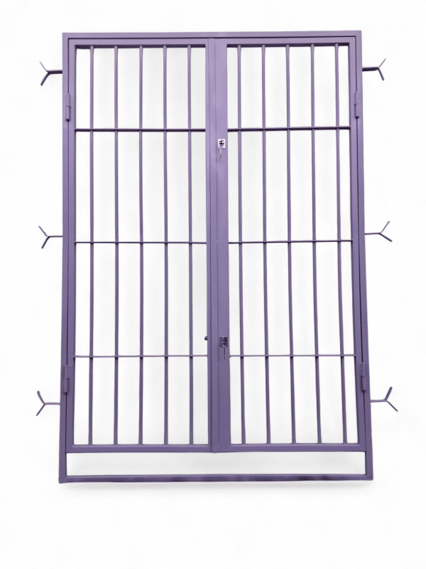 Puerta reja de dos hojas color lila con cerrojo combinado, ideal para seguridad en entradas exteriores. Diseño robusto y funcional.