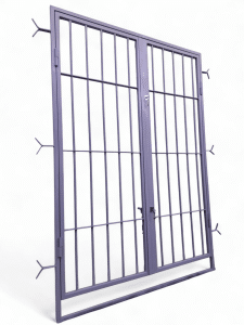 Puerta reja de dos hojas metálicas con cerrojo combinado, ideal para asegurar entradas exteriores. Diseño resistente con barras verticales para mayor protección en hogares o negocios.
