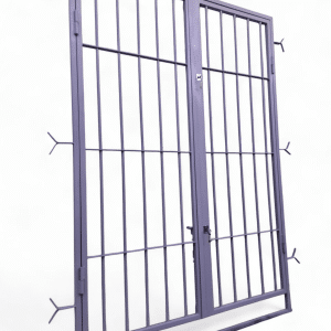 Puerta reja de dos hojas metálicas con cerrojo combinado, ideal para asegurar entradas exteriores. Diseño resistente con barras verticales para mayor protección en hogares o negocios.
