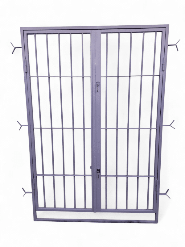 Puerta reja de dos hojas metálica, diseño robusto con cerrojo combinado, ideal para seguridad en entradas principales o patios, presentada en el post 'Puerta Reja Dos Hojas con Cerrojo Combinado'.