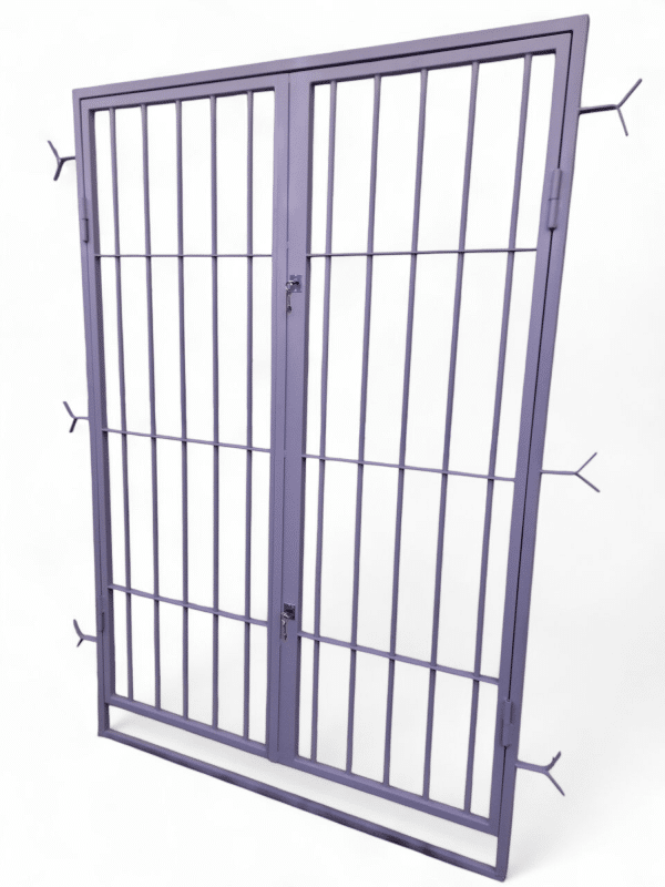 Puerta reja de dos hojas con cerrojo, ideal para seguridad en hogares y negocios. Diseño robusto y práctico, ofrece protección sin sacrificar visibilidad.