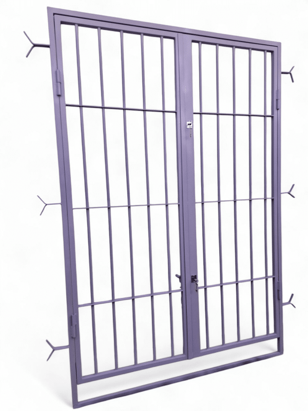 Puerta reja de dos hojas con cerrojo combinado, ideal para seguridad en entradas o jardines. Diseño robusto que permite visibilidad y ventilación.