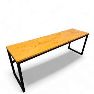 Escritorio grande con superficie de madera y patas metálicas negras, ideal para oficinas amplias o espacios de trabajo colaborativo. Perfecto para organizar múltiples dispositivos.