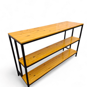 Barra mostrador de diseño moderno, con estructura metálica negra y tres estantes de madera. Ideal para organizar espacios en cocinas o locales comerciales.