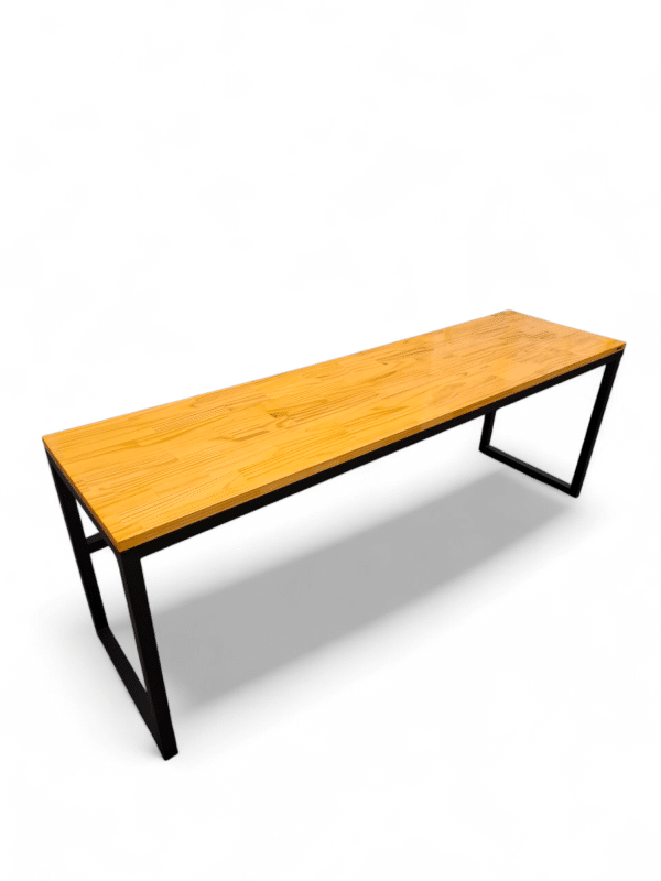 Escritorio grande con superficie de madera y patas metálicas negras, ideal para oficinas amplias o espacios de trabajo colaborativo. Perfecto para organizar múltiples dispositivos.