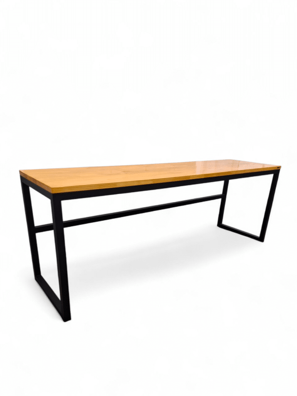 Escritorio grande con tablero de madera clara y estructura metálica negra. Ideal para oficinas amplias, proporciona espacio suficiente para trabajo o estudio con estilo minimalista y funcional.