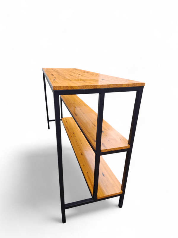 Barra mostrador de madera y metal con estantes, ideal para cocina o bar. Diseño moderno y funcional para almacenamiento y organización en espacios pequeños. Perfecta para atender clientes.