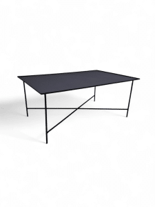 Estructura metálica de mesa compacta y moderna, ideal para soportar una superficie de mampostería en espacios contemporáneos. Diseño elegante y funcional para interiores.