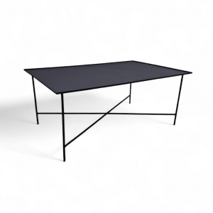 Estructura metálica de mesa compacta y moderna, ideal para soportar una superficie de mampostería en espacios contemporáneos. Diseño elegante y funcional para interiores.