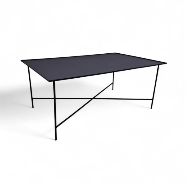 Estructura metálica de mesa compacta y moderna, ideal para soportar una superficie de mampostería en espacios contemporáneos. Diseño elegante y funcional para interiores.