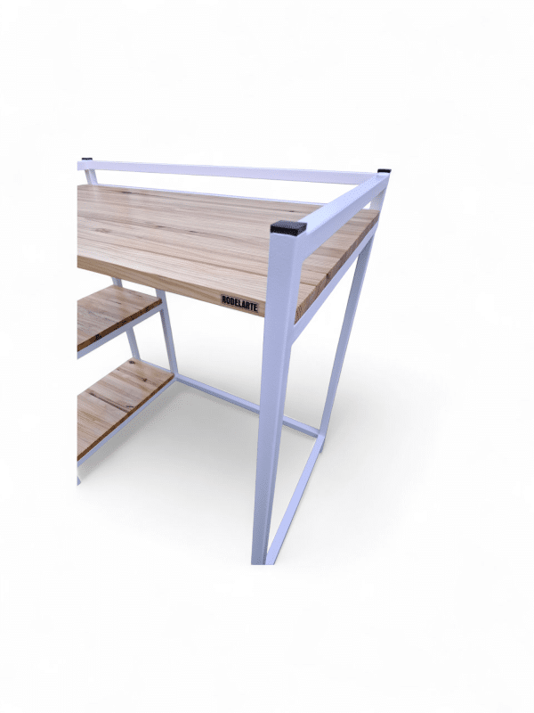 Mueble de lavadero con estructura metálica y superficies de madera, ideal para organización y almacenamiento de productos de limpieza en espacios pequeños. Elegante y funcional.