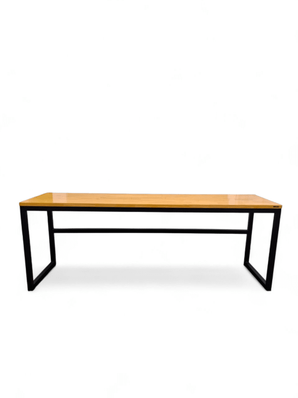 Escritorio grande de madera con estructura metálica negra, ideal para oficinas espaciosas, trabajos creativos o estudio, ofreciendo amplio espacio para dispositivos y materiales.