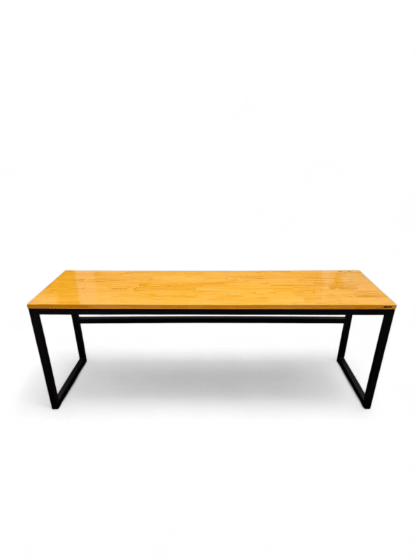 Escritorio grande de madera con base metálica negra, ideal para oficina o estudio. Ofrece amplio espacio para trabajar cómodamente y organizar documentos y dispositivos electrónicos.