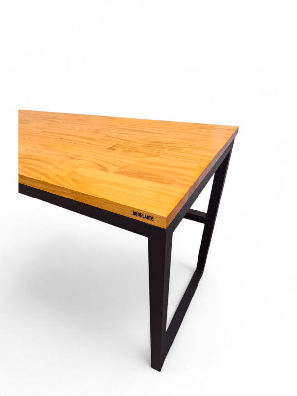 Escritorio grande con amplio tablero de madera y estructura metálica negra, ideal para oficinas y estudios que requieren espacio y estilo moderno. Perfecto para trabajar o estudiar cómodamente.