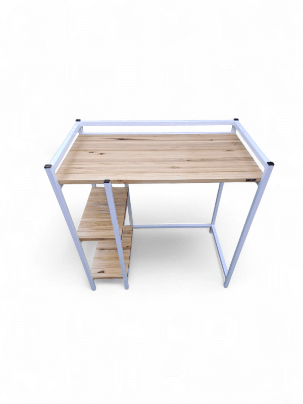 Mueble de madera y metal con dos estantes, ideal para usar en lavadero. Perfecto para organizar detergentes y utensilios de limpieza, optimizando el espacio y mejorando la funcionalidad.