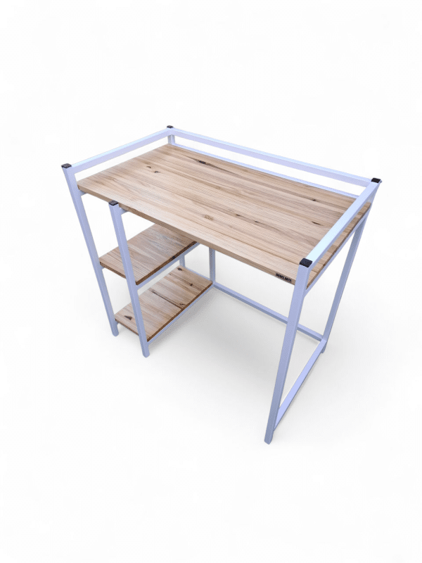 Mueble lavadero moderno con estructura metálica y estantes de madera. Perfecto para organizar detergentes y utensilios, optimizando el espacio en áreas de limpieza y lavandería.
