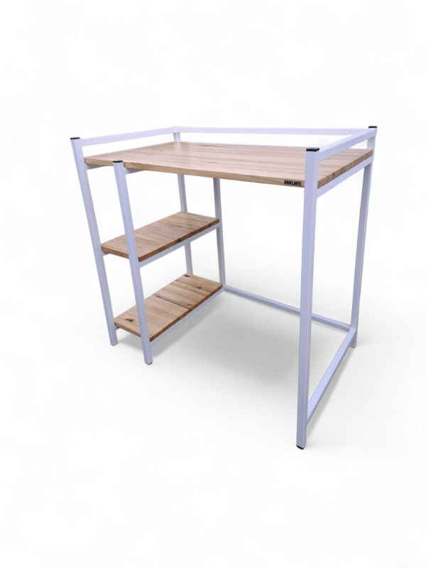 Mueble funcional para lavadero con estructura metálica blanca y estantes de madera. Ideal para organizar suministros y optimizar el espacio de trabajo en el área de lavado.