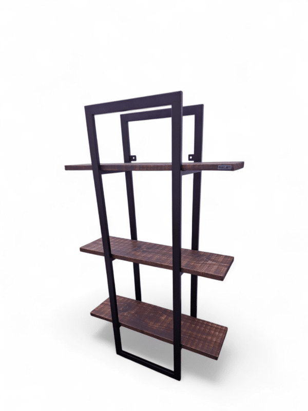 Estantería rústica de madera oscura y marco metálico negro. Ideal para almacenar libros y decoración, aportando un toque industrial y acogedor a cualquier espacio.
