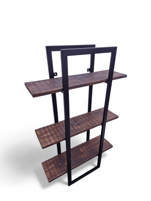 Estantería rústica de madera y metal con tres niveles, ideal para decoración o almacenamiento en espacios contemporáneos. Perfecta para exhibir libros, plantas o elementos decorativos.
