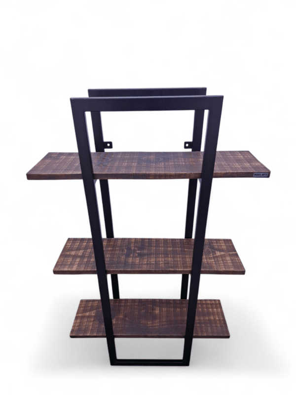 Estantería rústica de madera oscura y estructura metálica negra. Ideal para exhibir libros, plantas o decoraciones en ambientes acogedores. Diseño moderno y funcional.