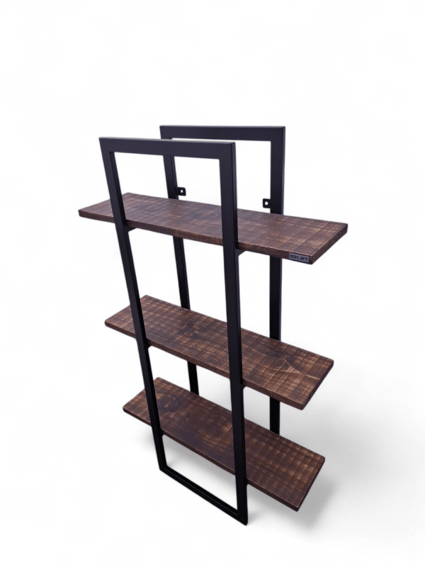 Estantería rústica de madera oscura con estructura metálica negra. Ideal para almacenar libros o decorar espacios interiores con un toque vintage y funcional.