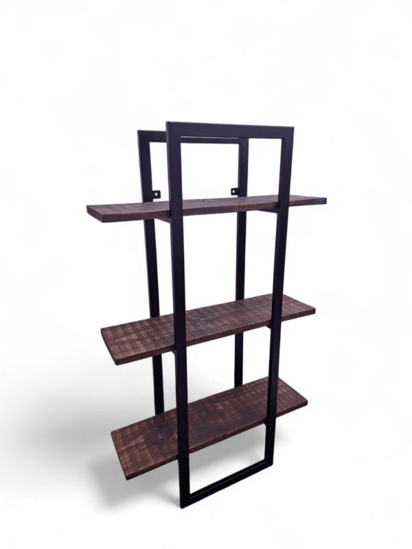 Estantería rústica de madera oscura y estructura metálica negra, ideal para decorar y organizar libros u objetos en espacios modernos o vintage.