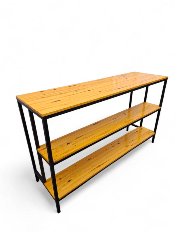 Barra mostrador de diseño moderno, con estructura metálica negra y tres estantes de madera. Ideal para organizar espacios en cocinas o locales comerciales.