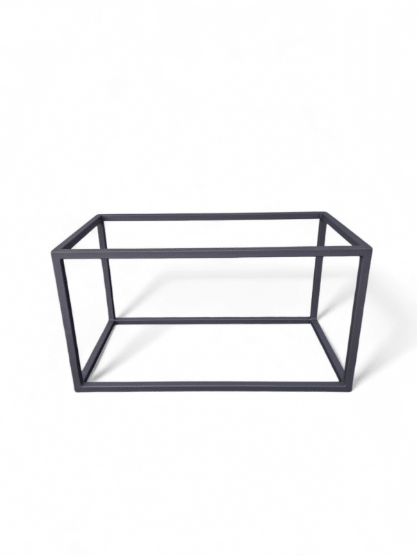 Estructura metálica minimalista para mesita de hormigón, ideal para interiores modernos. Proporciona soporte estable y añade un toque industrial al espacio. Perfecta para salas de estar.