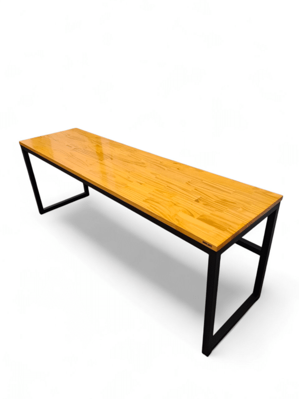 Escritorio grande de madera con estructura metálica negra, ideal para oficinas espaciosas o estudios. Superficie amplia para múltiples monitores, libros y equipos de trabajo.