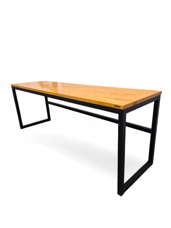 Escritorio de madera grande con estructura metálica negra, ideal para oficinas o estudios. Amplia superficie para trabajo, computadora y documentos. Diseño moderno y funcional.
