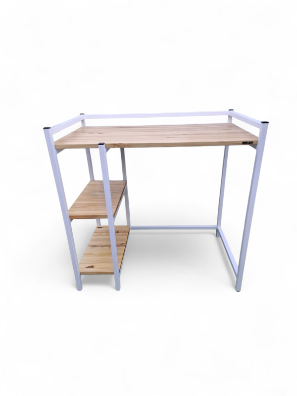 Mueble de lavadero con estructura de metal blanco y estantes de madera. Ideal para organizar productos de limpieza y optimizar el espacio en el área de lavado.