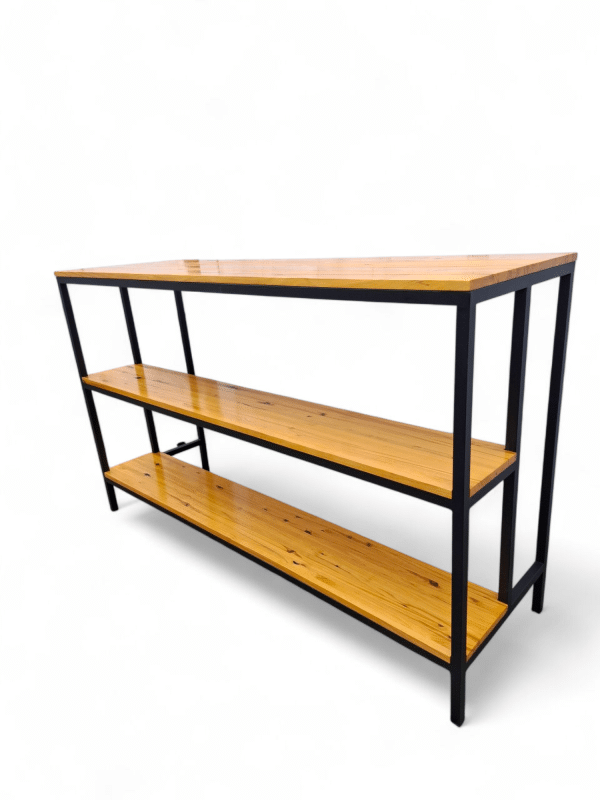 Barra mostrador de estilo industrial con estantes de madera clara y estructura de metal negro. Ideal para cocina o bar, combina funcionalidad y diseño moderno en espacios comerciales o domésticos.
