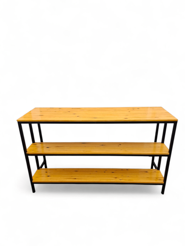 Barra mostrador de madera con estantes y estructura metálica, ideal para cocinas o bares, ofreciendo un espacio funcional para almacenamiento y exhibición.