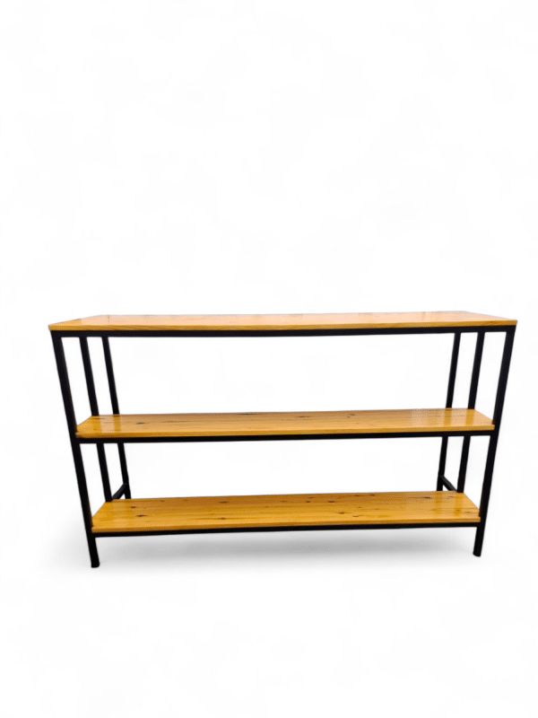 Barra mostrador moderna con estantes de madera y estructura metálica negra, ideal para exhibir productos o como área de café en tiendas y espacios comerciales.