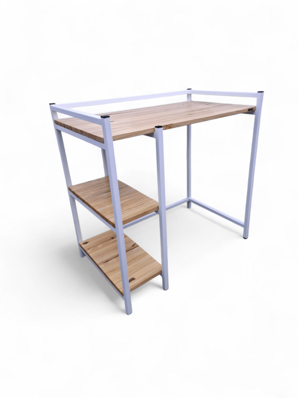 Mueble de lavadero con estructura metálica blanca y superficies de madera. Ofrece dos estantes cóncavos para almacenamiento. Ideal para organizar productos de limpieza o lavandería.