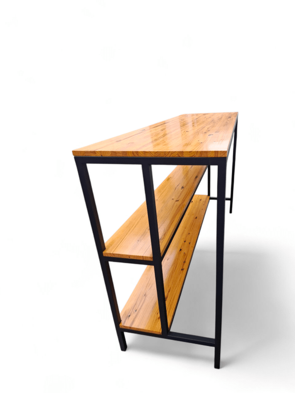 Barra mostrador de madera con estructura metálica negra, ideal para uso en bares o cafeterías. Ofrece estantes bajos para almacenamiento adicional de utensilios o productos.