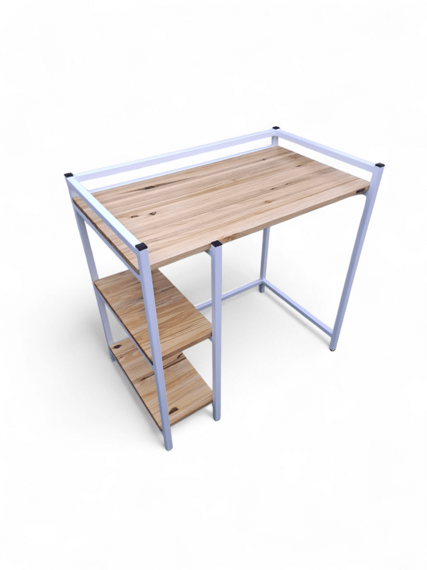 Mueble de lavadero de metal con tablero y estantes de madera. Ideal para optimizar espacio, organizar detergentes y utensilios en áreas de lavado.