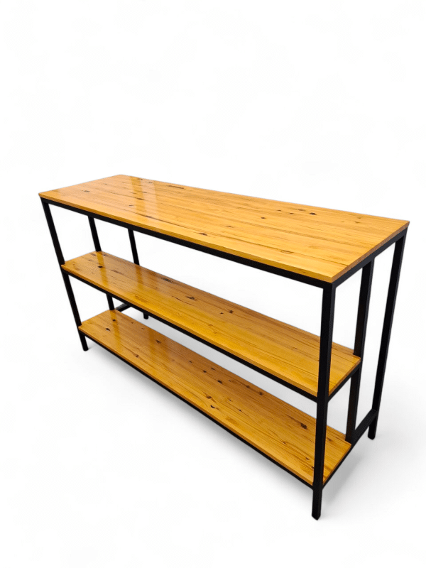Barra mostrador de madera con estructura metálica negra, ideal para cocinas o bares. Ofrece dos estantes inferiores para almacenamiento y superficie superior para servicio o exhibición.