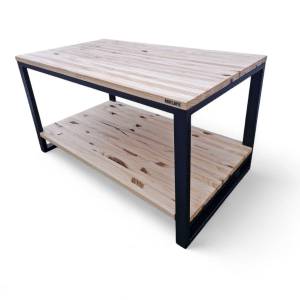 Mesa de centro contemporánea, madera clara y estructura metálica negra. Ideal para sala de estar, con estante inferior para almacenamiento adicional. Perfecta para decoración moderna.