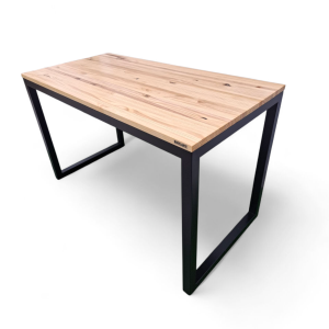 Mesa de comedor moderna con tablero de madera clara y patas de metal negro en forma de L, ideal para reuniones familiares o cenas formales.