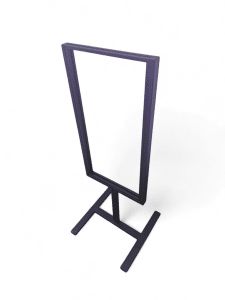 Soporte vertical de metal negro para cartel con base estable. Ideal para exhibir anuncios en eventos, tiendas u oficinas. Perfecto para captar la atención y comunicar de manera efectiva.