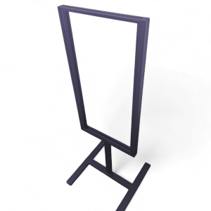 Soporte vertical de metal negro para cartel con base estable. Ideal para exhibir anuncios en eventos, tiendas u oficinas. Perfecto para captar la atención y comunicar de manera efectiva.