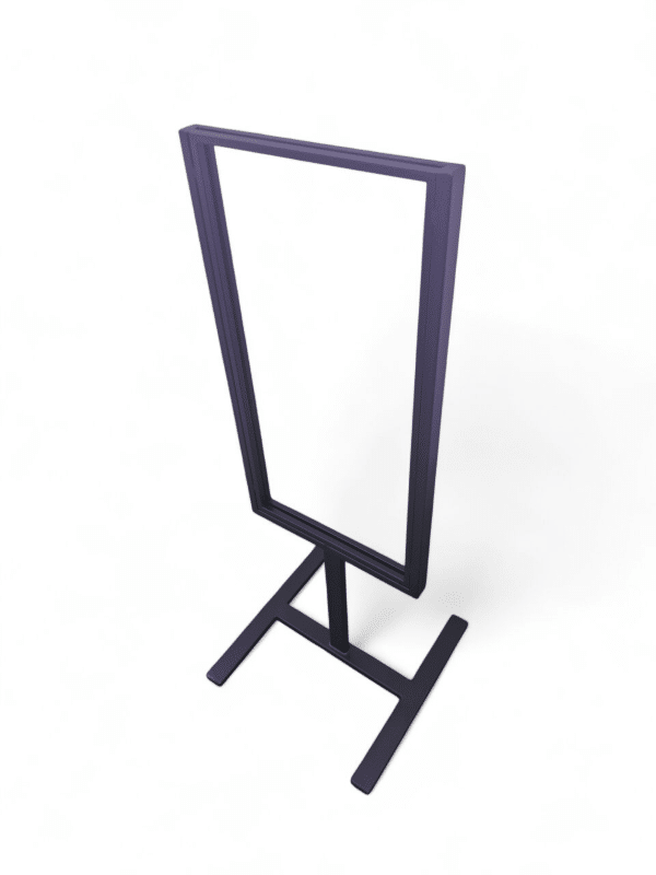 Soporte vertical de metal negro para cartel con base estable. Ideal para exhibir anuncios en eventos, tiendas u oficinas. Perfecto para captar la atención y comunicar de manera efectiva.