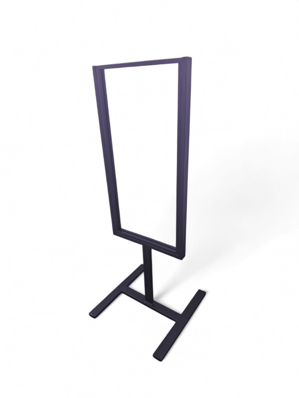 Soporte de metal negro para cartel, ideal para exhibiciones y señalización en tiendas o eventos, asegurando estabilidad y visibilidad en espacios interiores o exteriores.