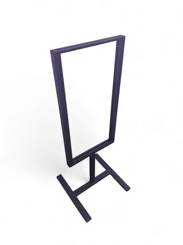 Soporte metálico elegante para carteles, ideal para exhibiciones o anuncios en tiendas. Su estructura robusta asegura estabilidad y visibilidad. Perfecto para interiores comerciales.