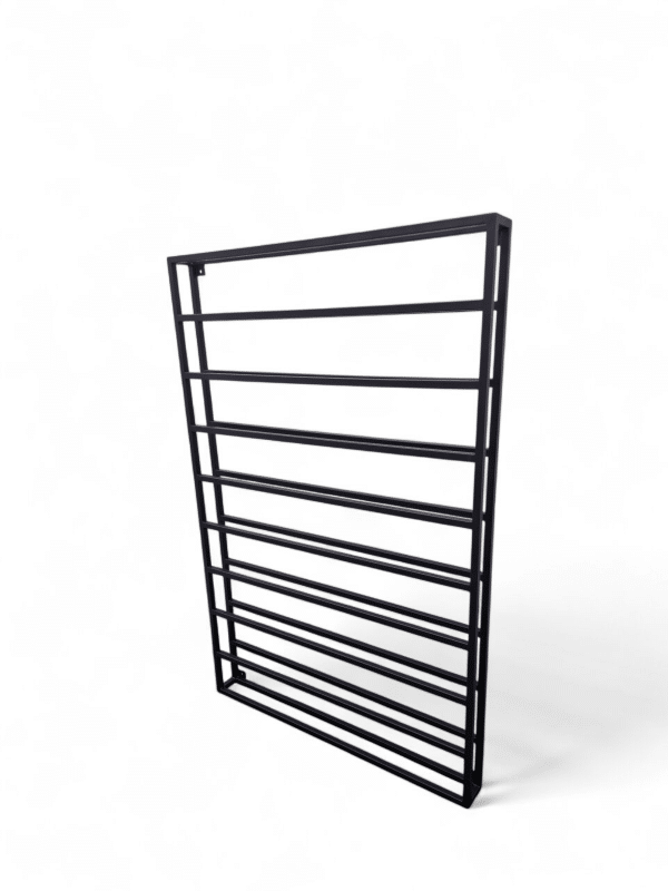 Botellero de metal negro con diseño minimalista, ideal para almacenar y organizar botellas de vino de forma segura y elegante. Perfecto para cocinas o bodegas modernas.