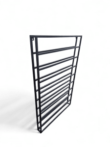 Botellero de metal negro, con diseño minimalista y compartimentos horizontales para almacenar vinos. Ideal para decoración moderna en el hogar o bodega, destacando su elegancia y funcionalidad.